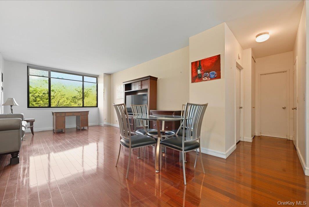 #2 photo, 26910 Grand Central Parkway, クイーンズ区 Floral Park , NY 11005