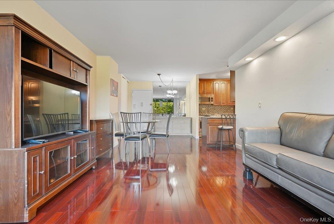 #9 photo, 26910 Grand Central Parkway, クイーンズ区 Floral Park , NY 11005