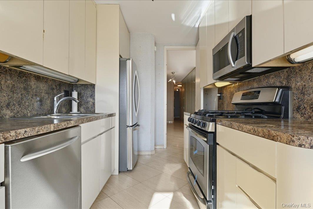 #10 photo, 27110 Grand Central Parkway, クイーンズ区 Floral Park , NY 11005