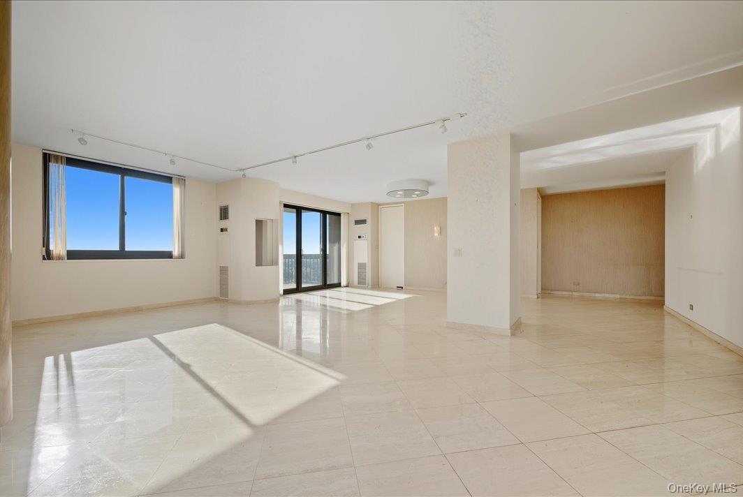 #3 photo, 27110 Grand Central Parkway, クイーンズ区 Floral Park , NY 11005