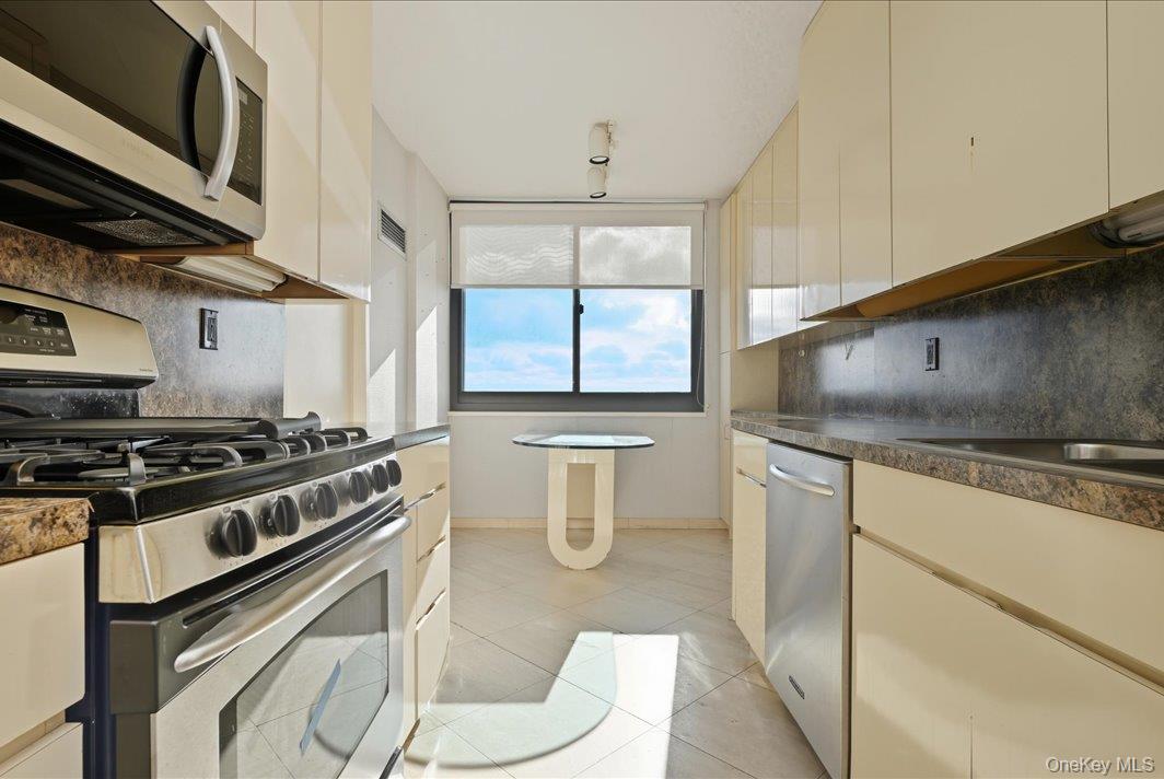 #8 photo, 27110 Grand Central Parkway, クイーンズ区 Floral Park , NY 11005