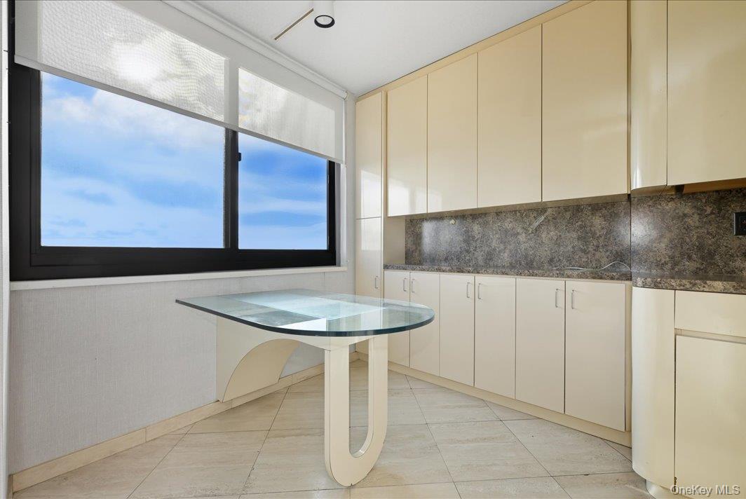 #9 photo, 27110 Grand Central Parkway, クイーンズ区 Floral Park , NY 11005