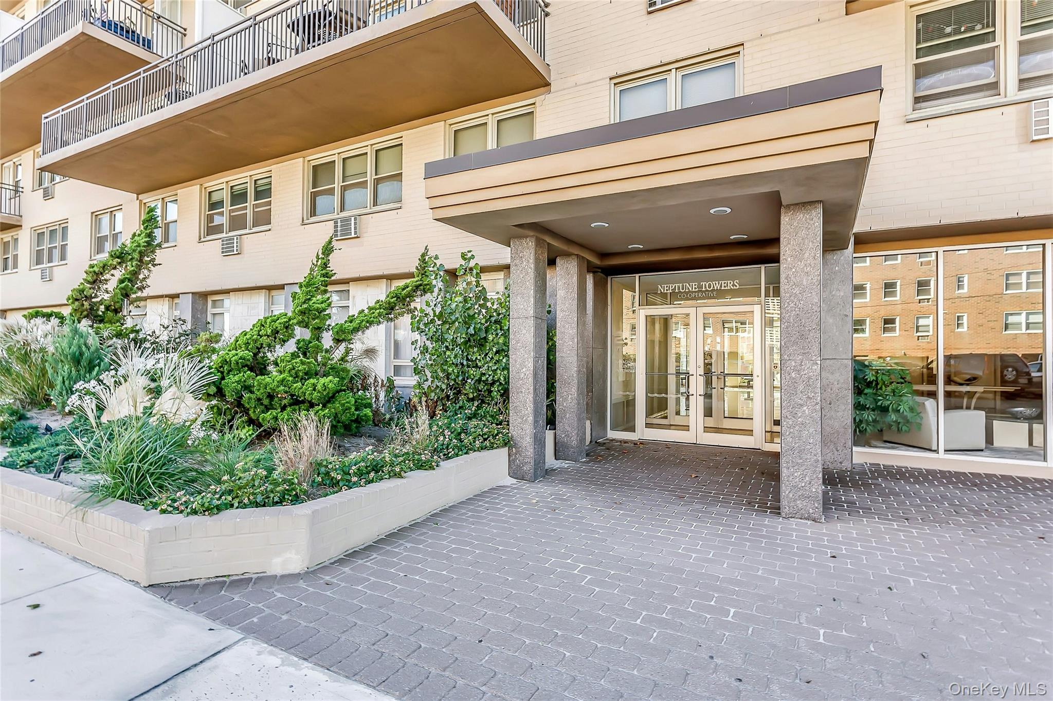 #2 photo, 25 Neptune Boulevard, ナッソー郡 Long Beach , NY 11561