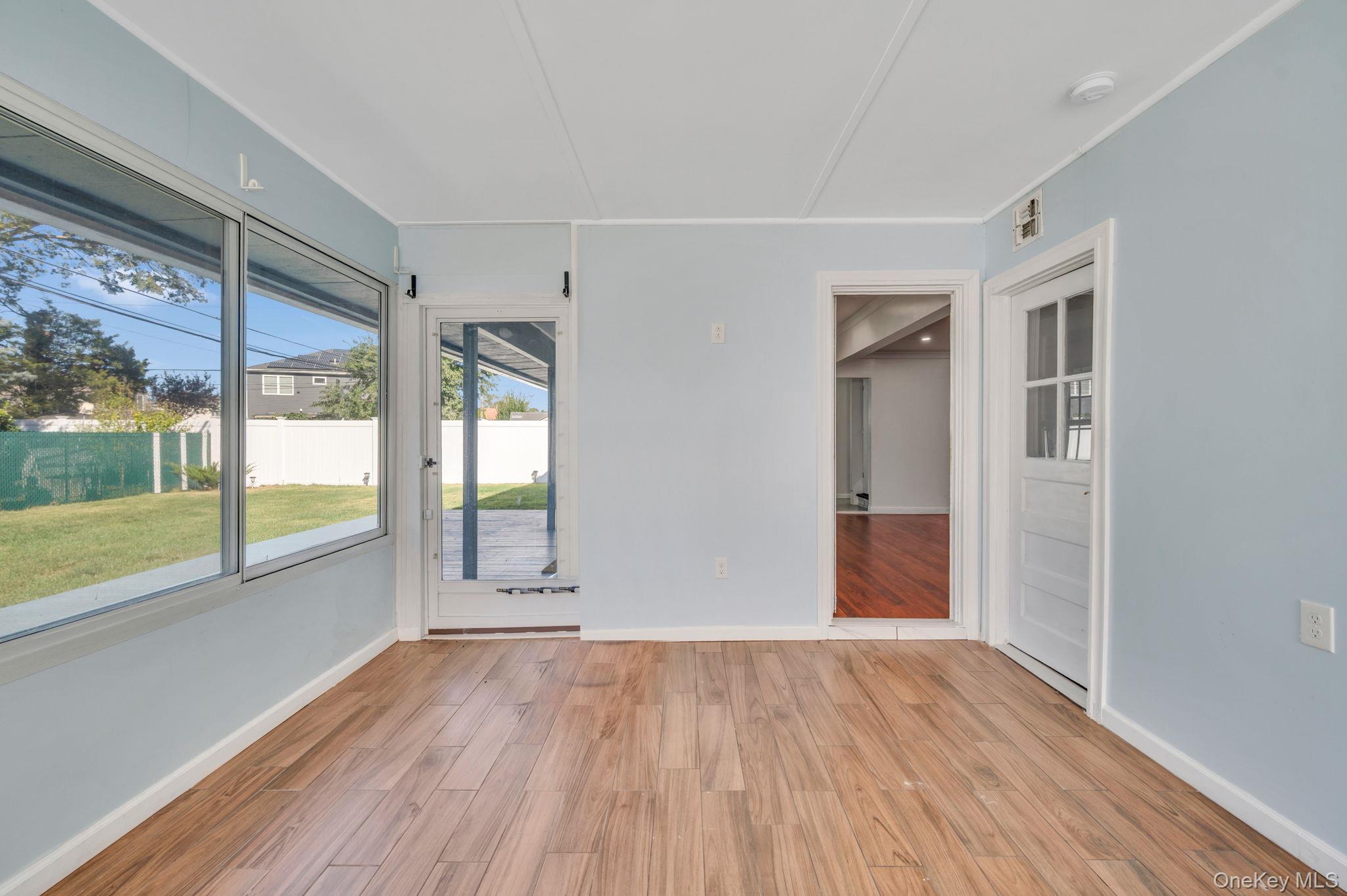 #19 photo, 26 Sky Lane, Levittown , NY 11756