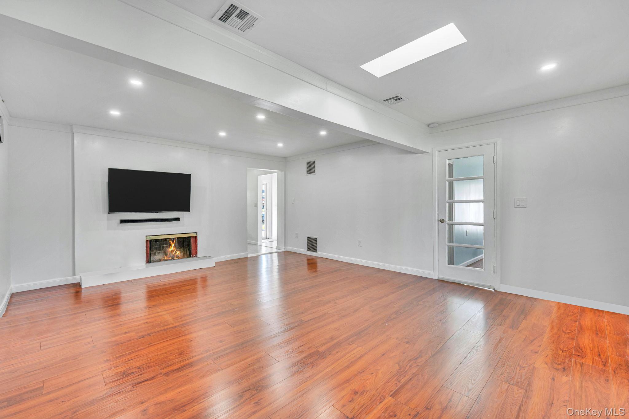 #5 photo, 26 Sky Lane, Levittown , NY 11756