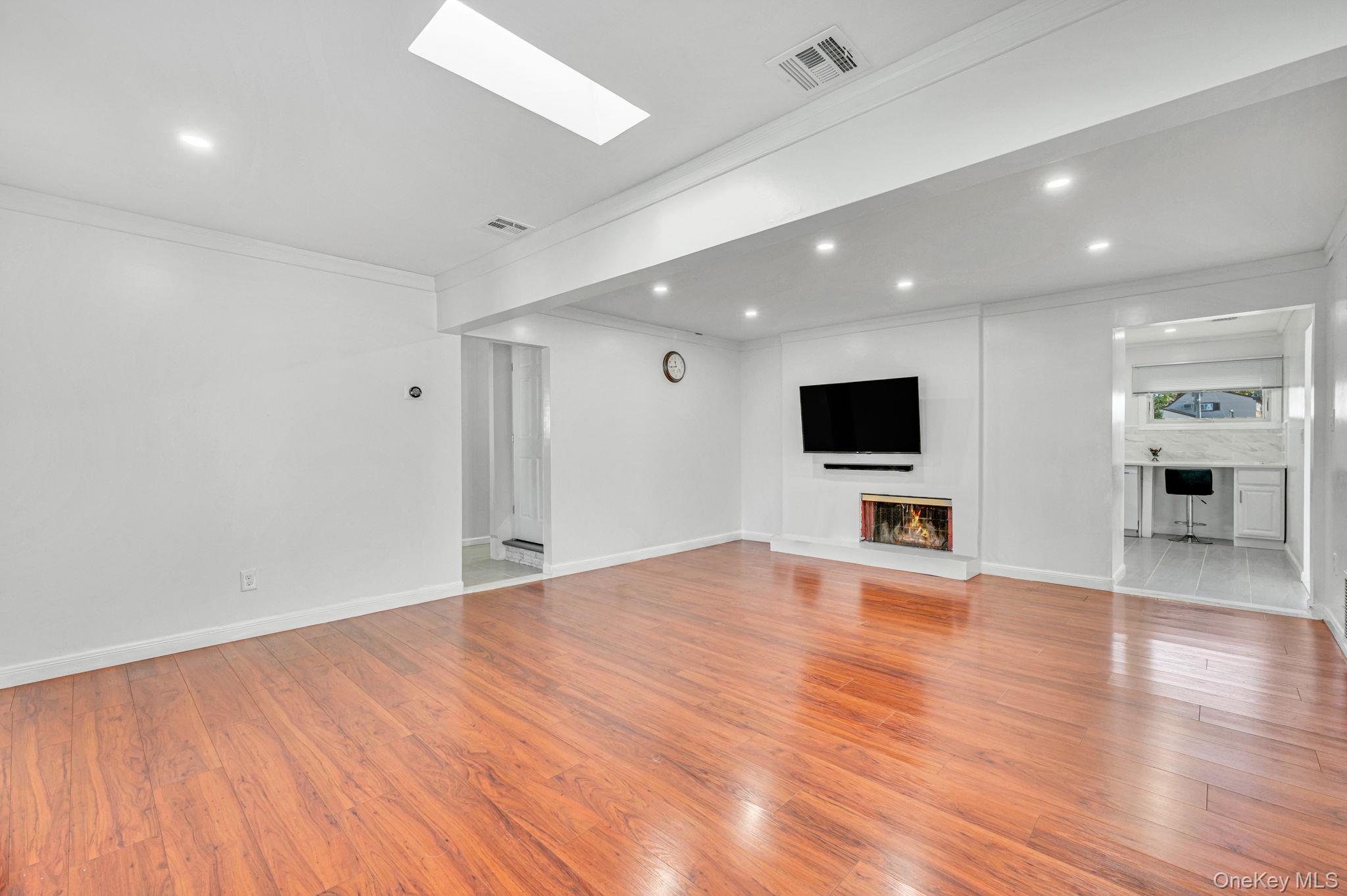 #6 photo, 26 Sky Lane, Levittown , NY 11756