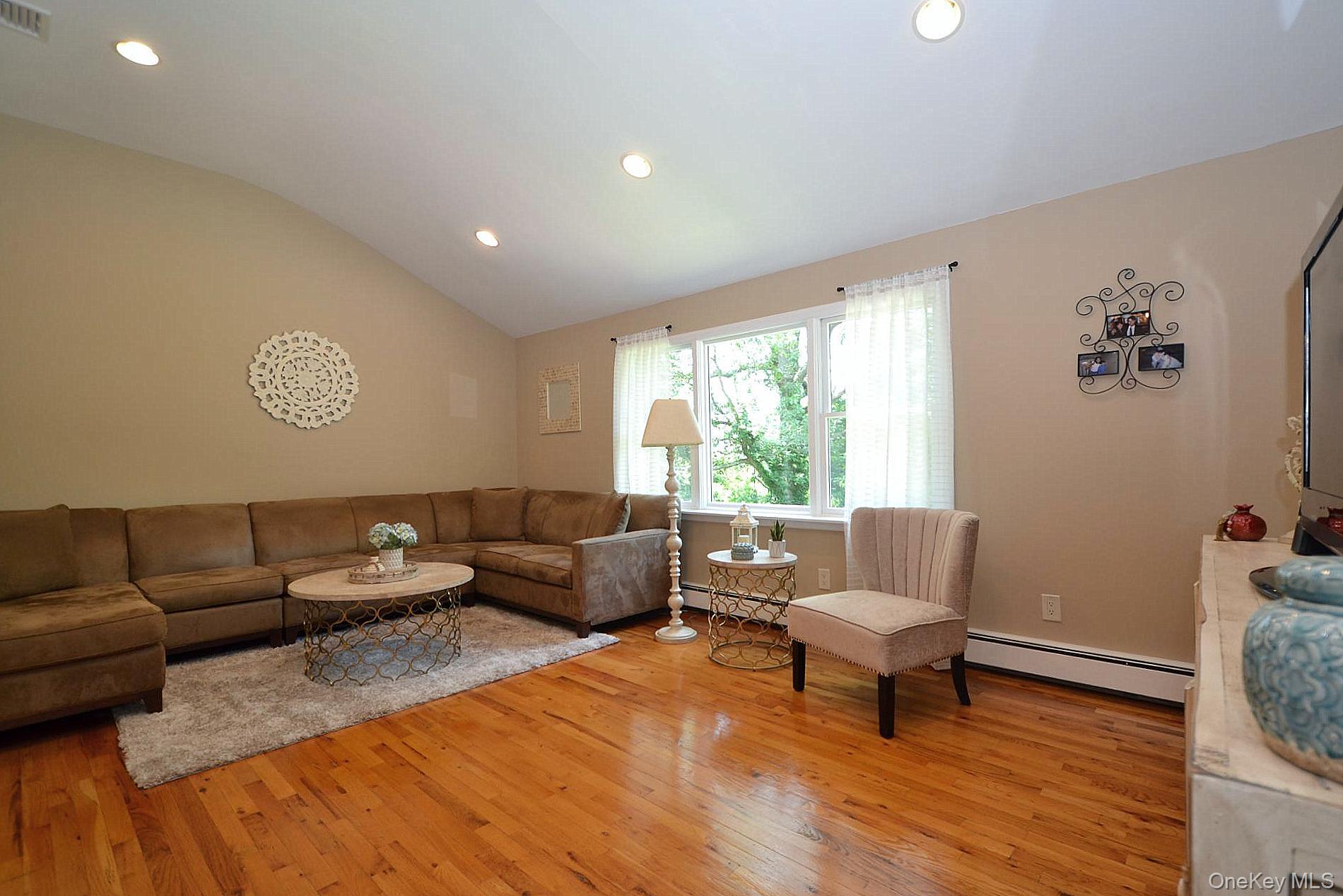 #7 photo, 137 Iceland Drive, 롱 아일랜드 South Huntington , NY 11746