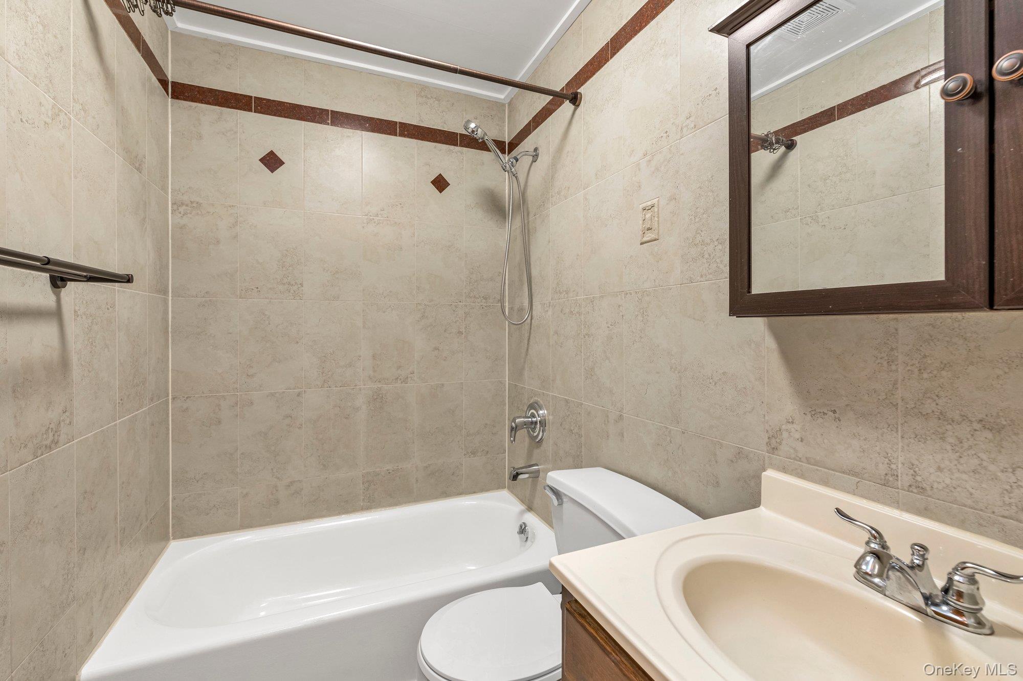 #12 photo, 69-21 62nd Drive, クイーンズ区 Middle Village , NY 11379