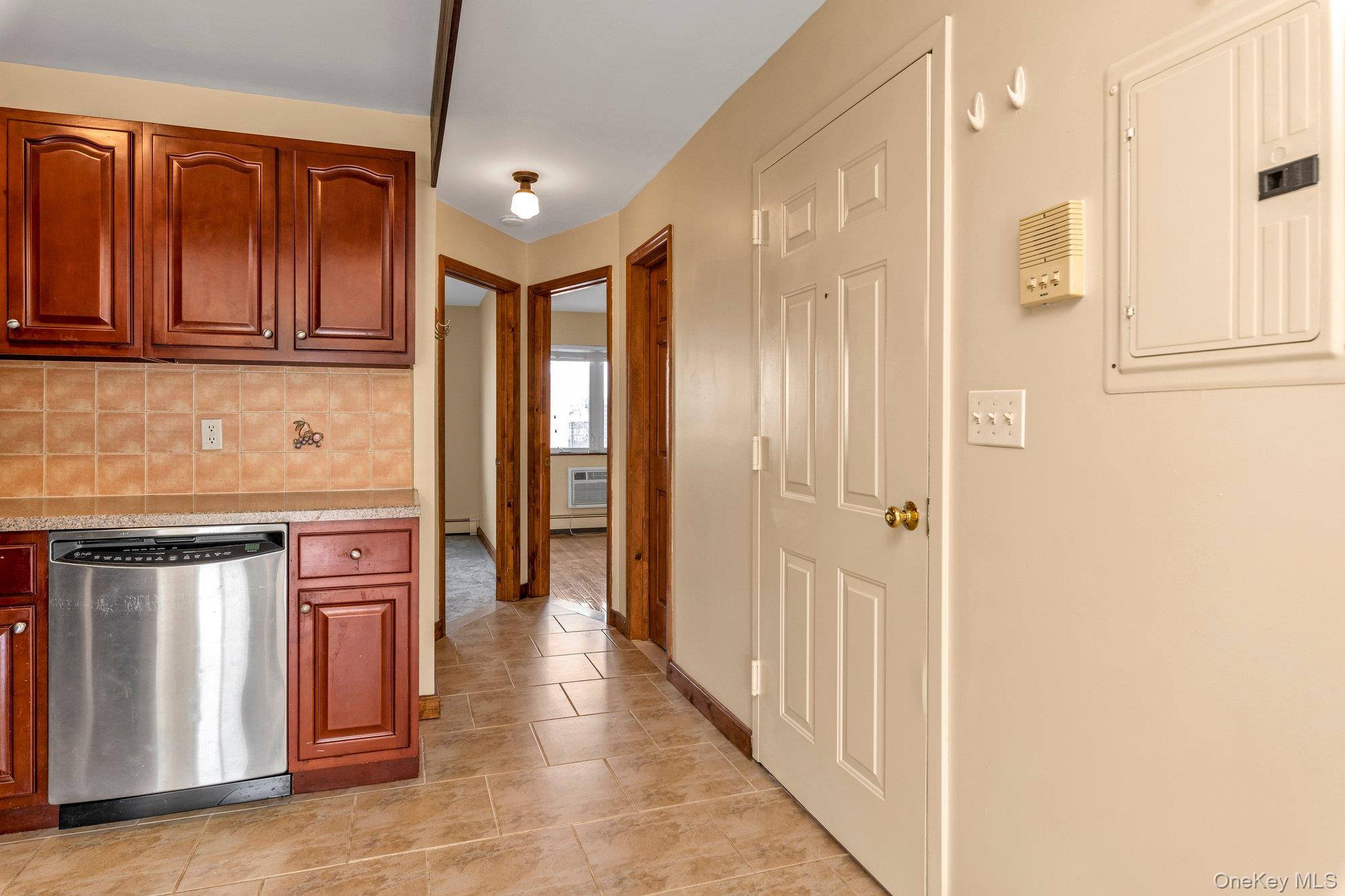 #8 photo, 69-21 62nd Drive, クイーンズ区 Middle Village , NY 11379