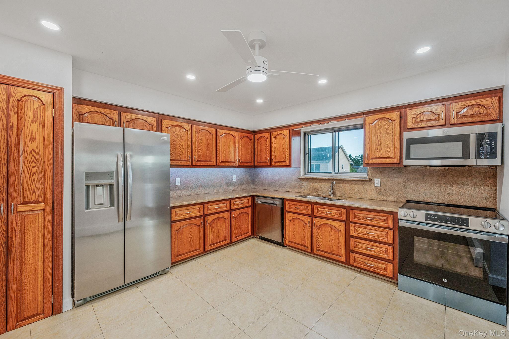 #15 photo, 76 Hamilton Avenue, Massapequa , NY 11758