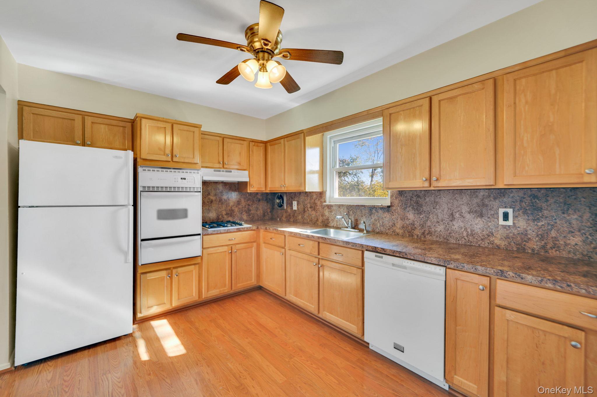 #16 photo, 38 Nassau Street, サフォーク郡 Islip Terrace , NY 11752