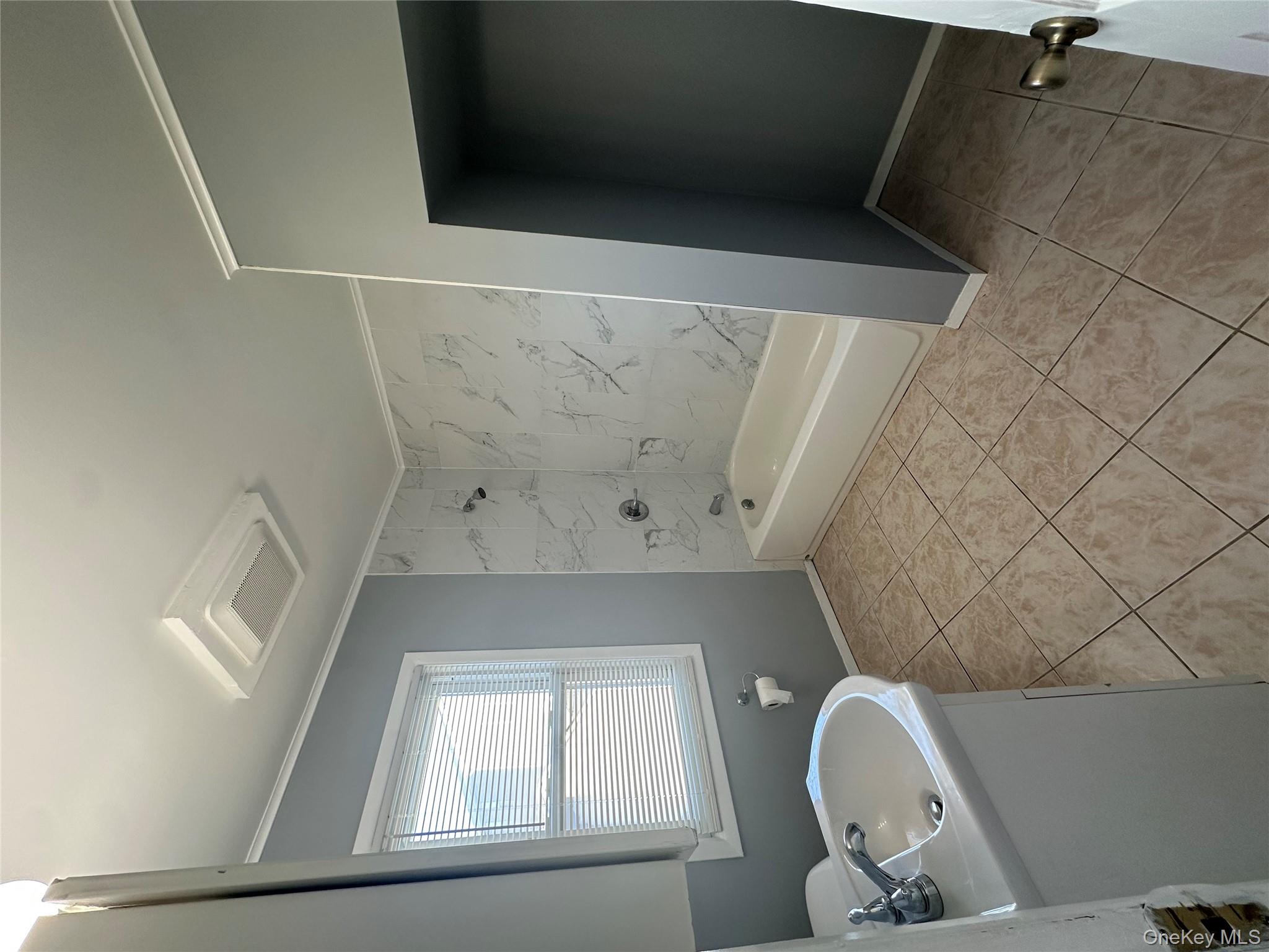 #12 photo, 32 McKinley Avenue, サフォーク郡 Lindenhurst , NY 11757