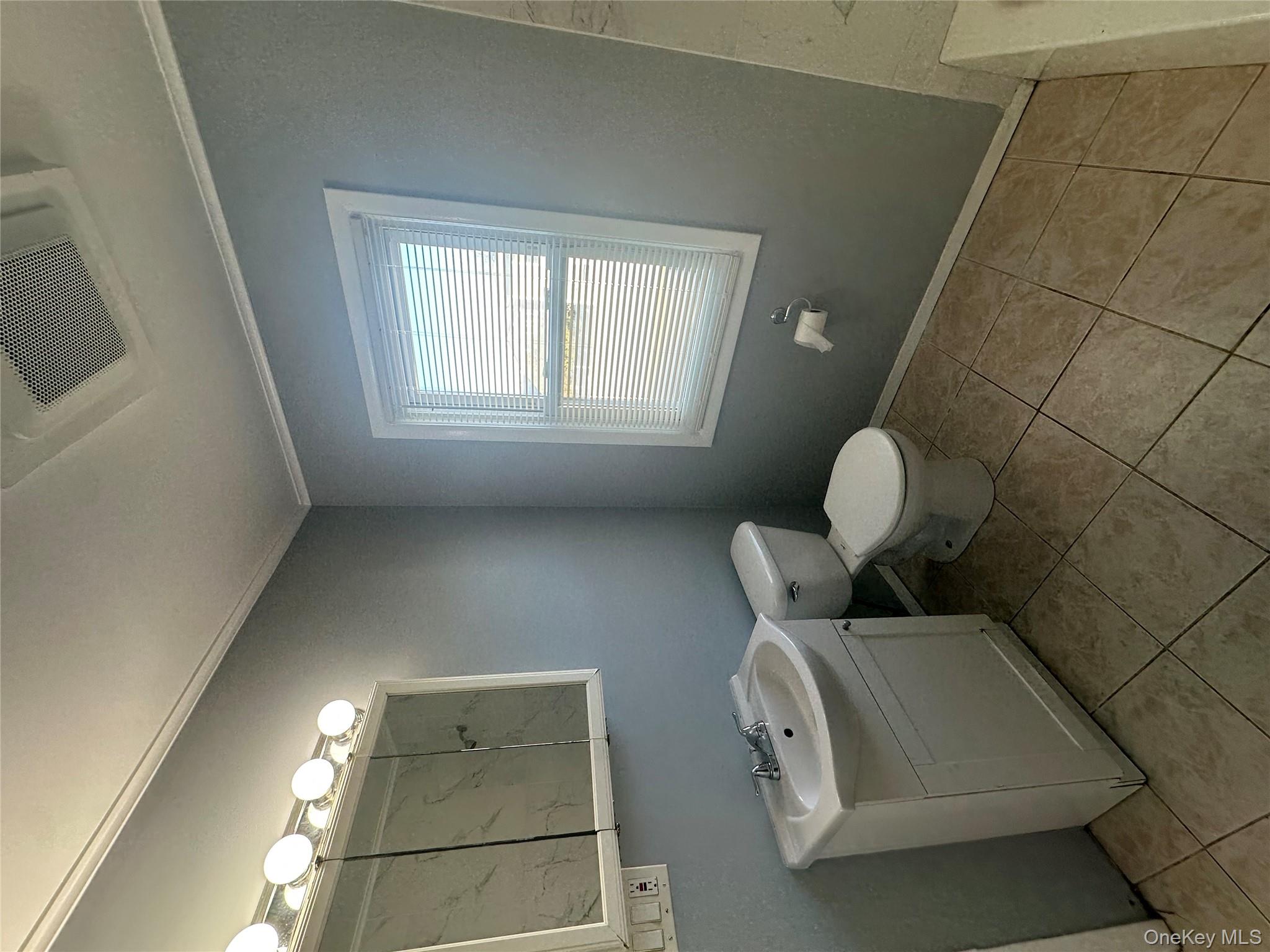 #13 photo, 32 McKinley Avenue, サフォーク郡 Lindenhurst , NY 11757