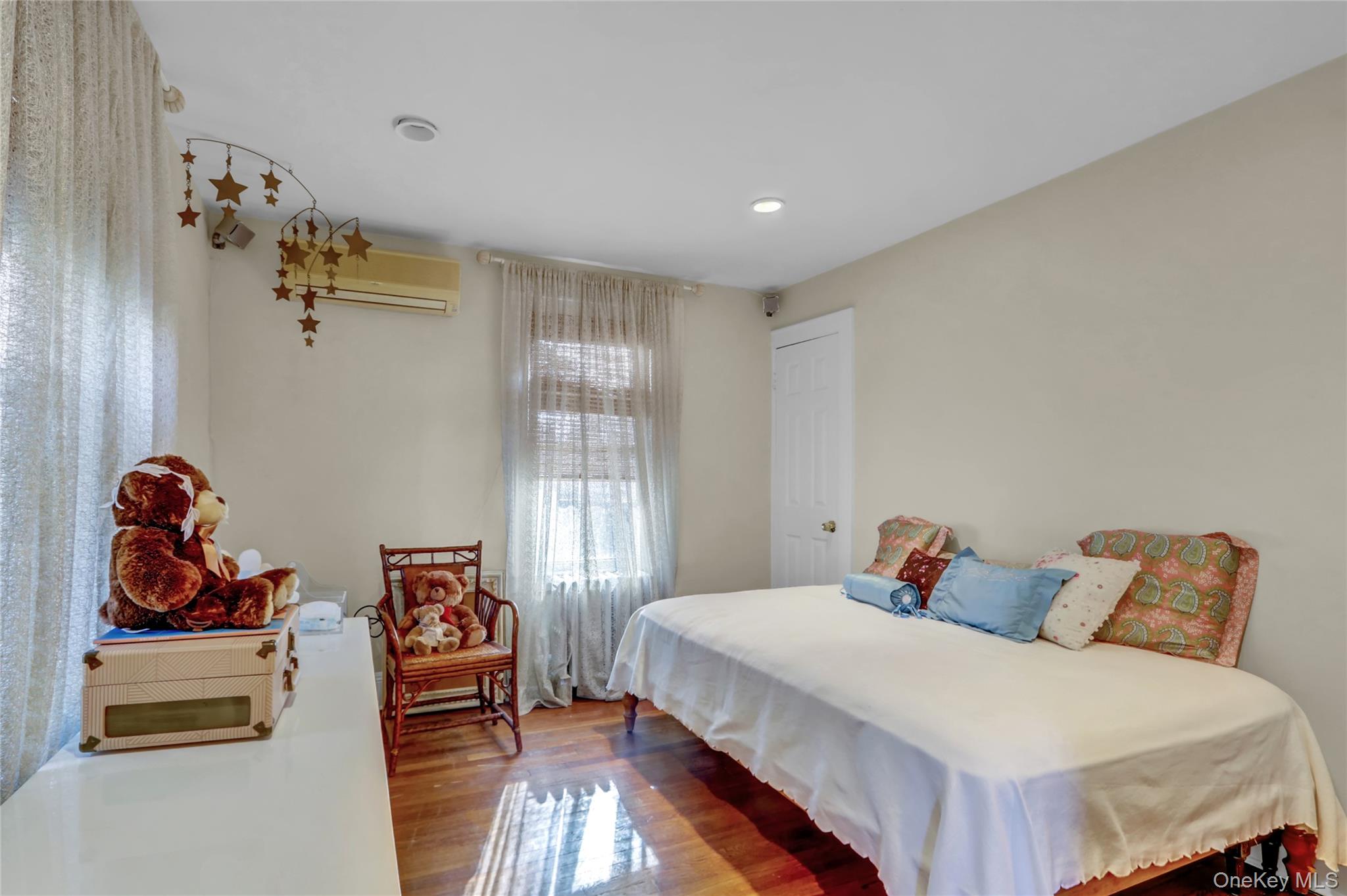 #19 photo, 51-27 Browvale Lane, Little Neck , NY 11362