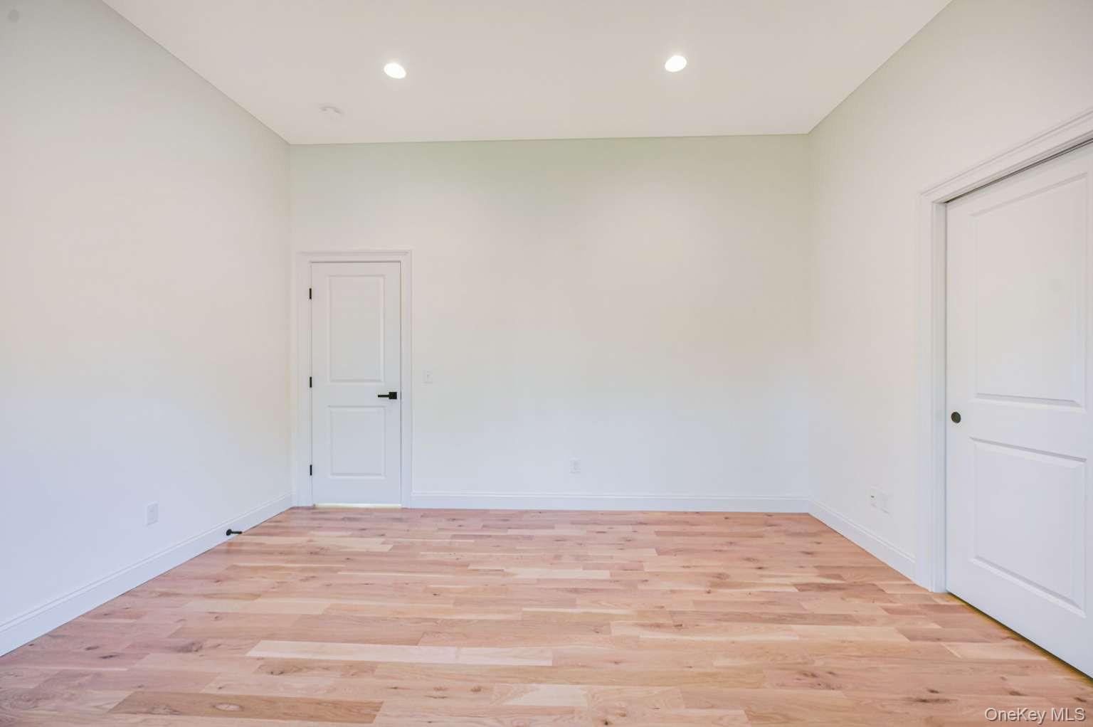 #8 photo, 63 Gray Avenue, サフォーク郡 Medford , NY 11763