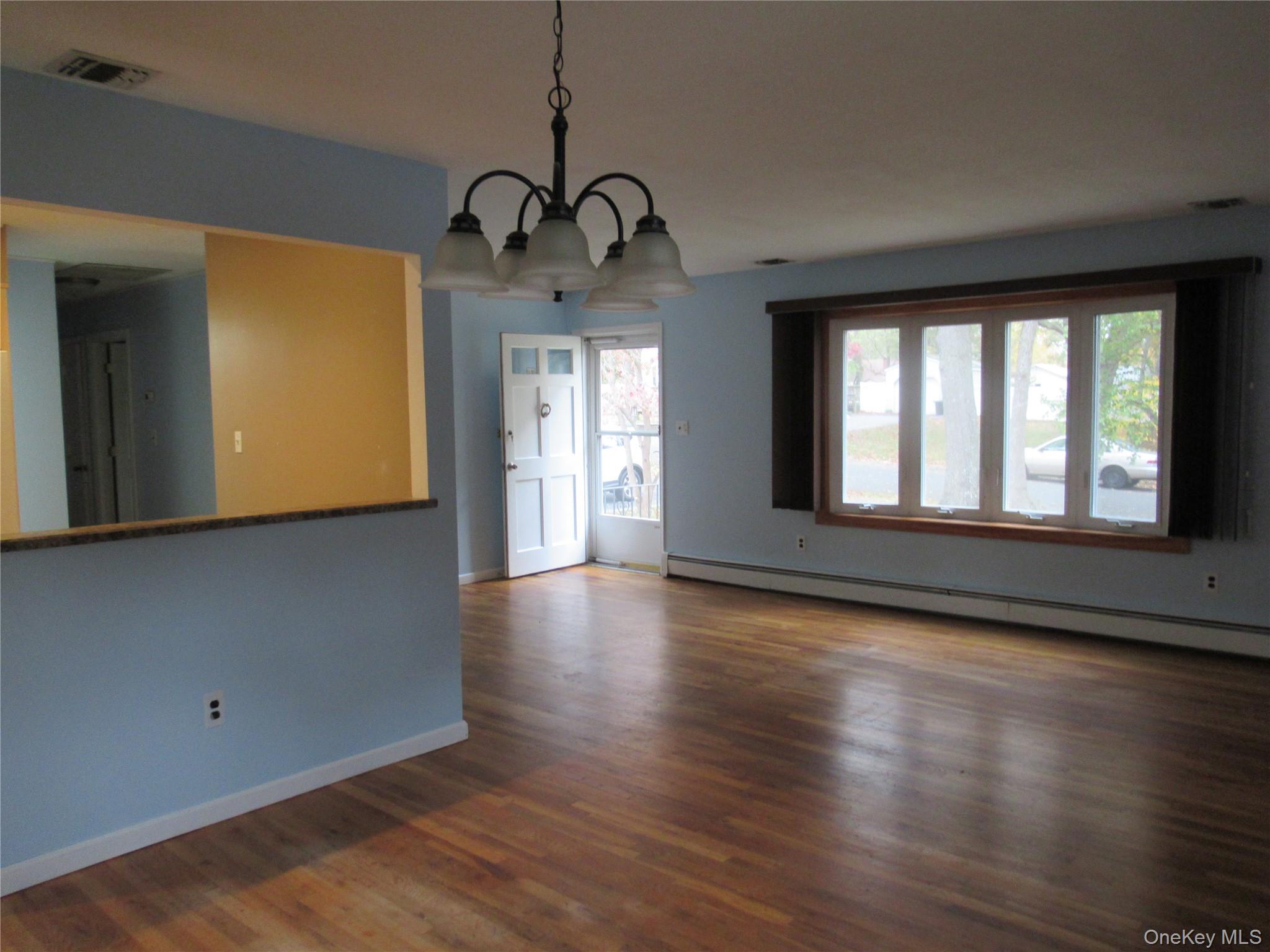 #3 photo, 86 Oakdale Avenue, Selden , NY 11784