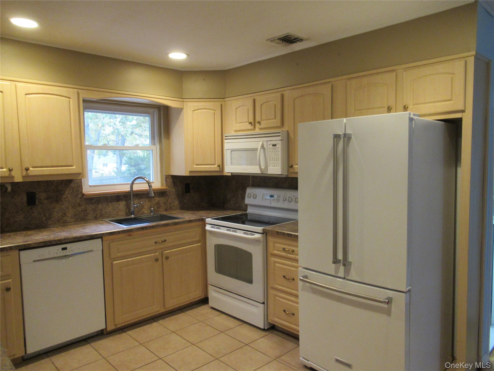 #4 photo, 86 Oakdale Avenue, Selden , NY 11784