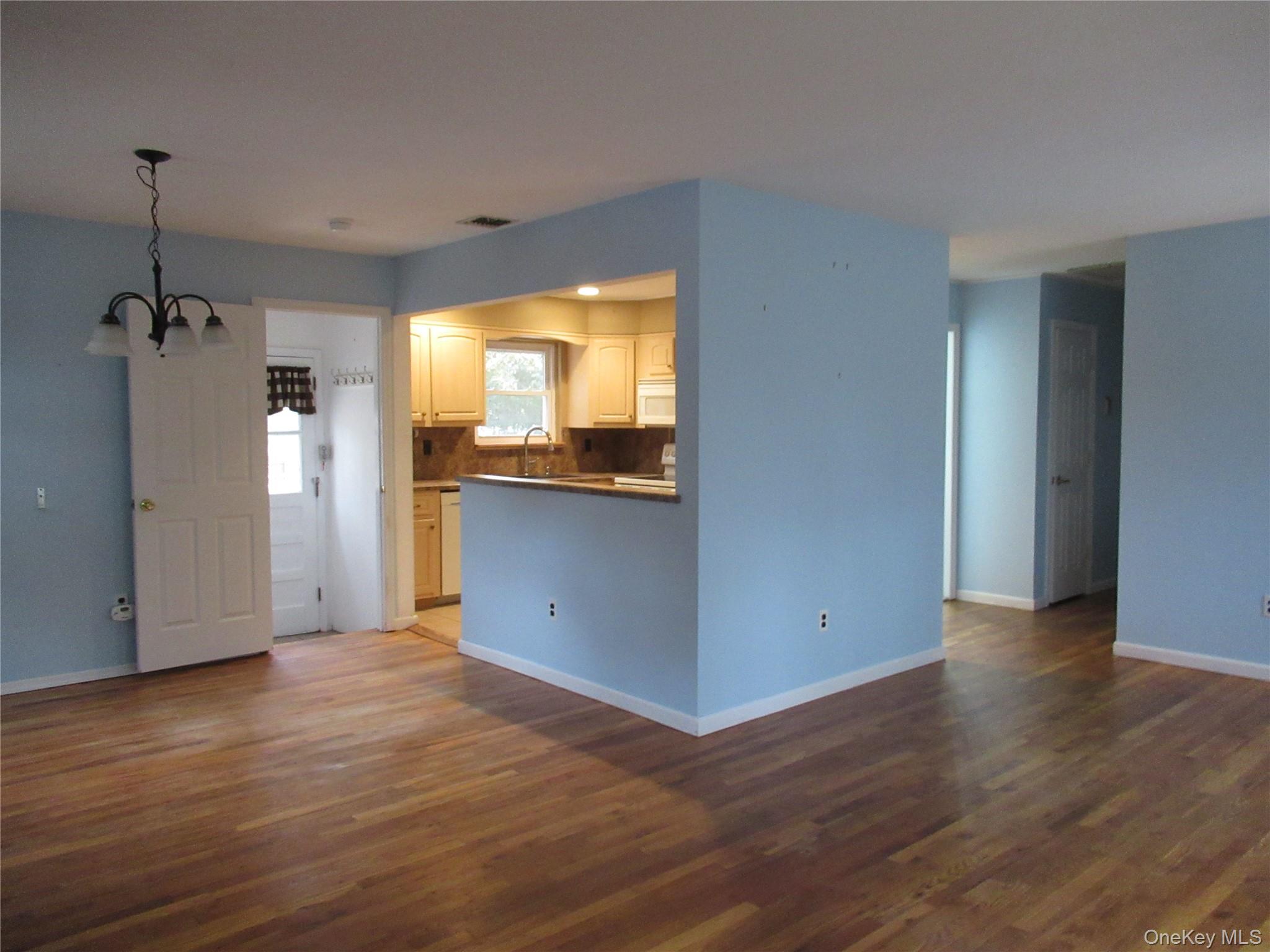 #5 photo, 86 Oakdale Avenue, Selden , NY 11784