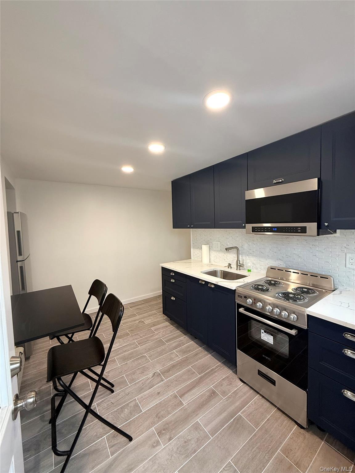 #1 photo, 193 E John Street, サフォーク郡 Lindenhurst , NY 11757