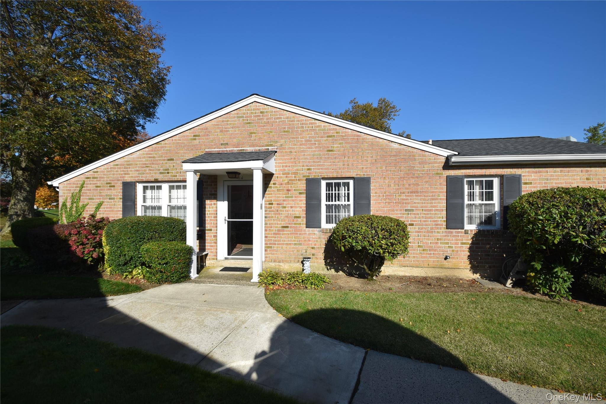 #1 photo, 44 Harbor Road, サフォーク郡 Amityville , NY 11701