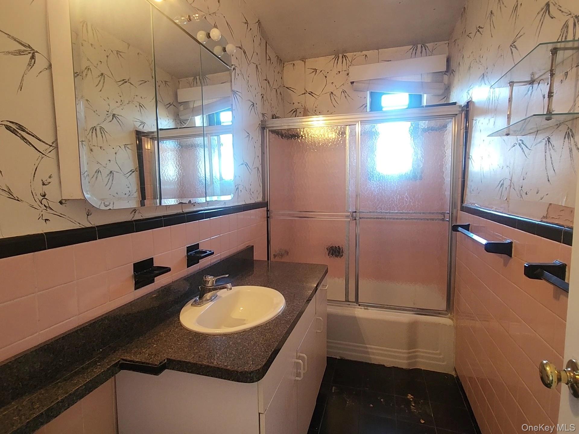 #12 photo, 90-09 Northern Boulevard, クイーンズ区 Jackson Heights , NY 11372