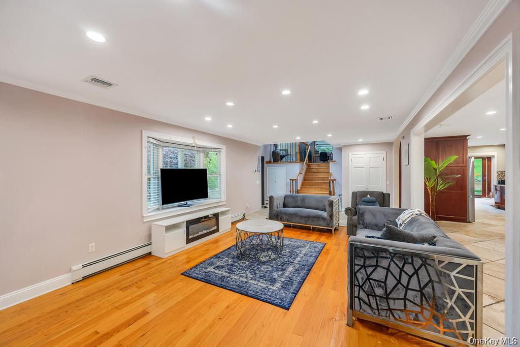 #14 photo, 4 2nd Street, Woodbury , NY 11797