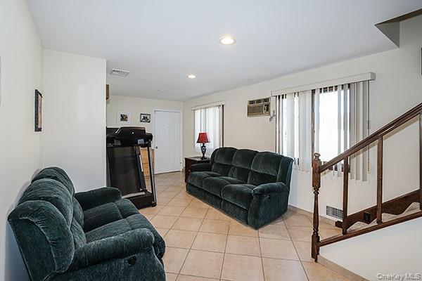 #18 photo, 81 Ward Street, Westbury , NY 11590