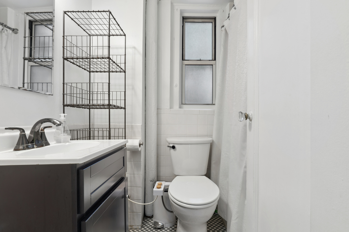 #10 photo, 333 E 43rd Street, マンハッタン Turtle Bay , NY 10017