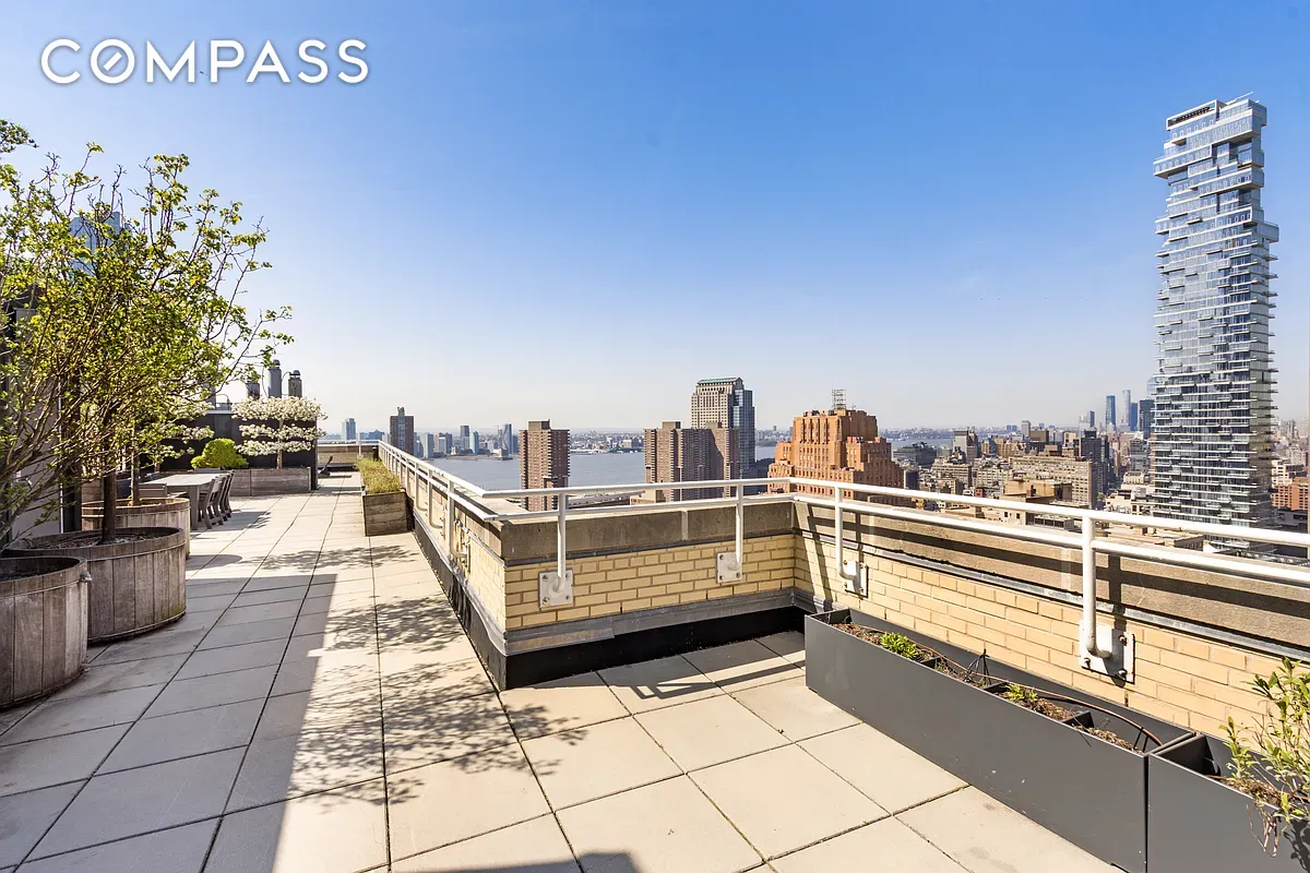 #11 photo, 80 Chambers Street, Manhattan , NY 10007