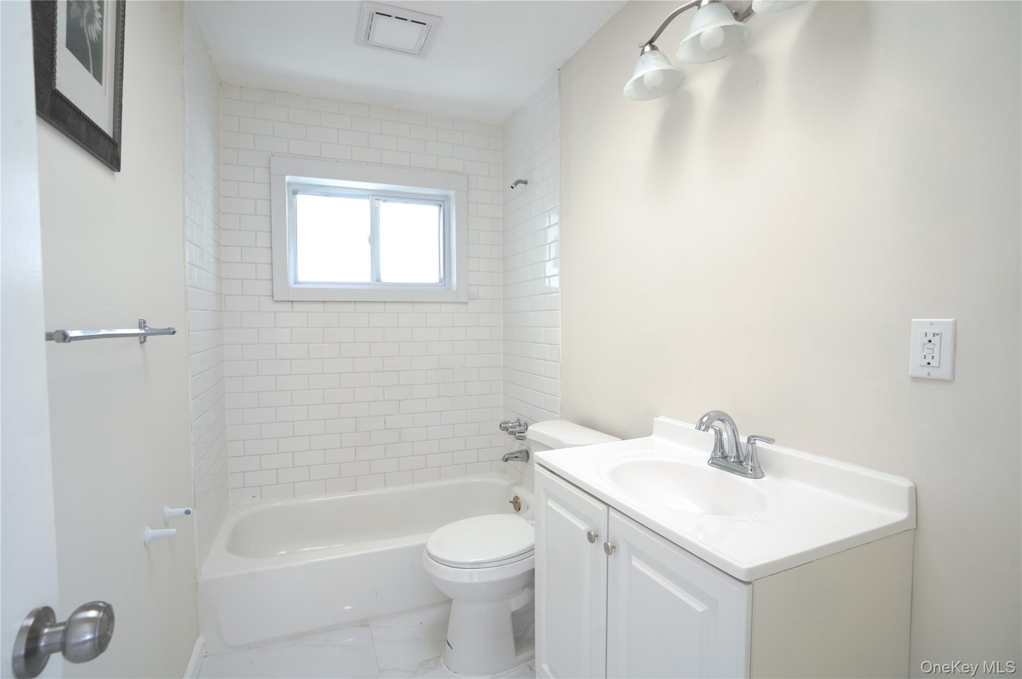 #12 photo, 351 Wicks Road, サフォーク郡 Brentwood , NY 11717