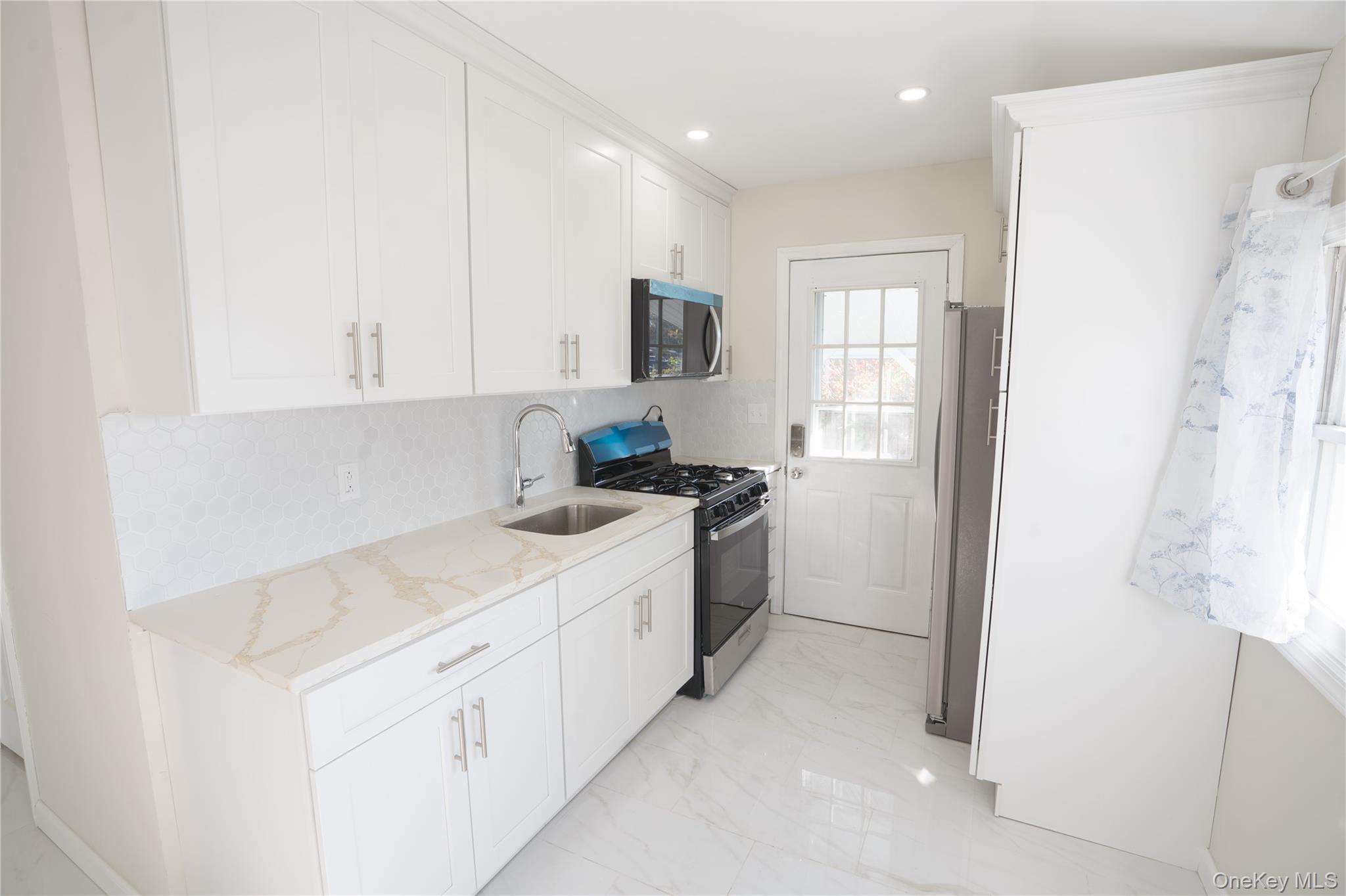 #9 photo, 351 Wicks Road, サフォーク郡 Brentwood , NY 11717