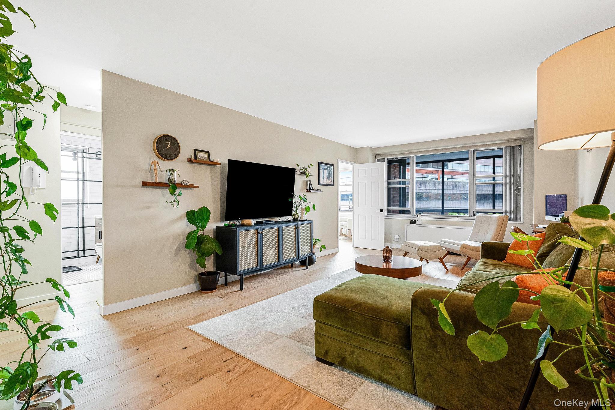 #3 photo, 70-25 Yellowstone Boulevard, クイーンズ区 Forest Hills , NY 11375