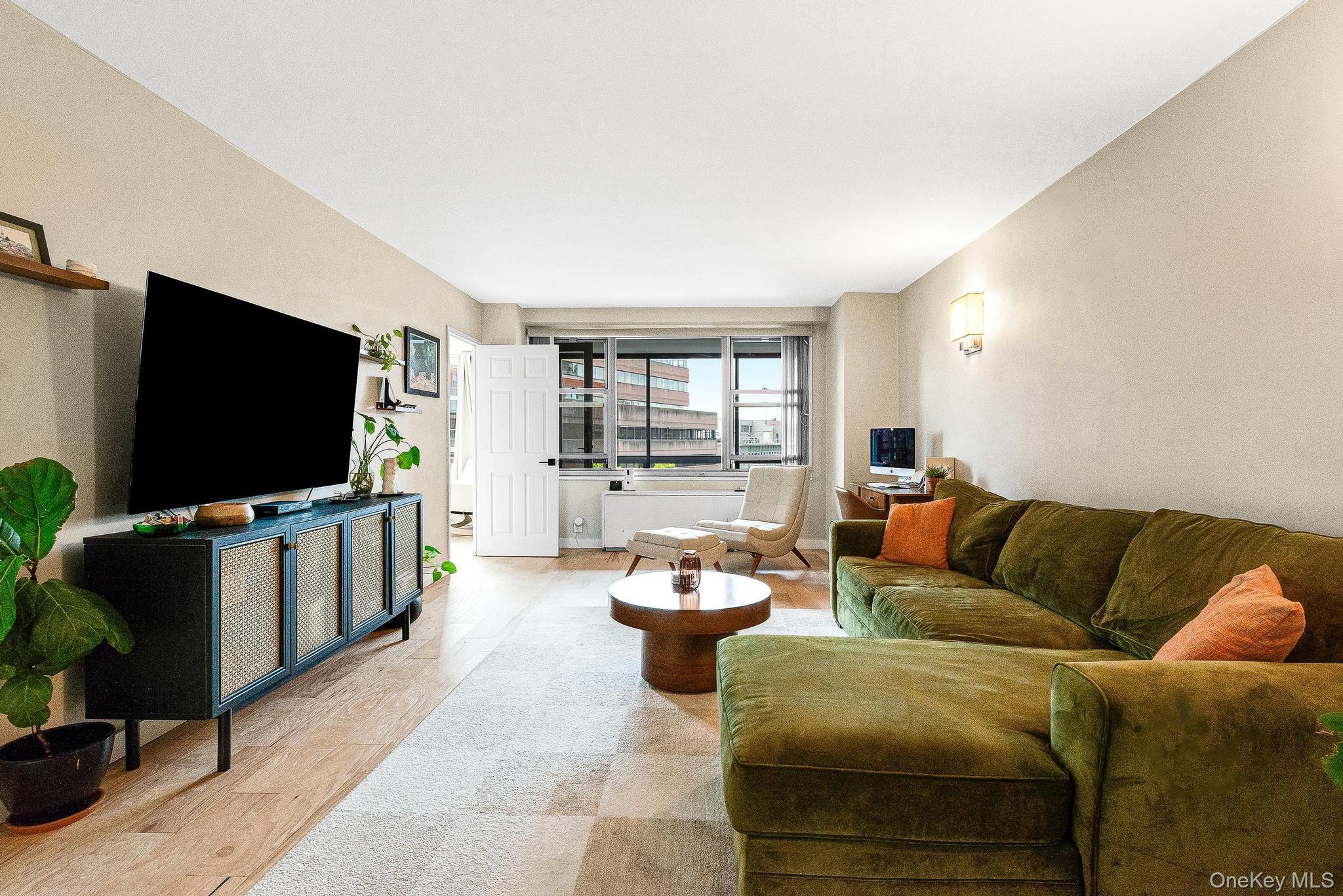 #4 photo, 70-25 Yellowstone Boulevard, クイーンズ区 Forest Hills , NY 11375