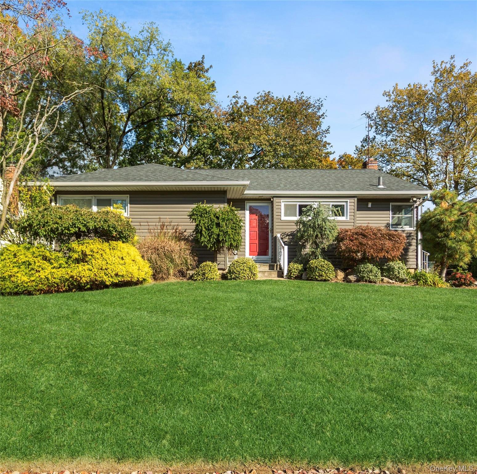 #1 photo, 437 Cedar Lane, ナッソー郡 East Meadow , NY 11554