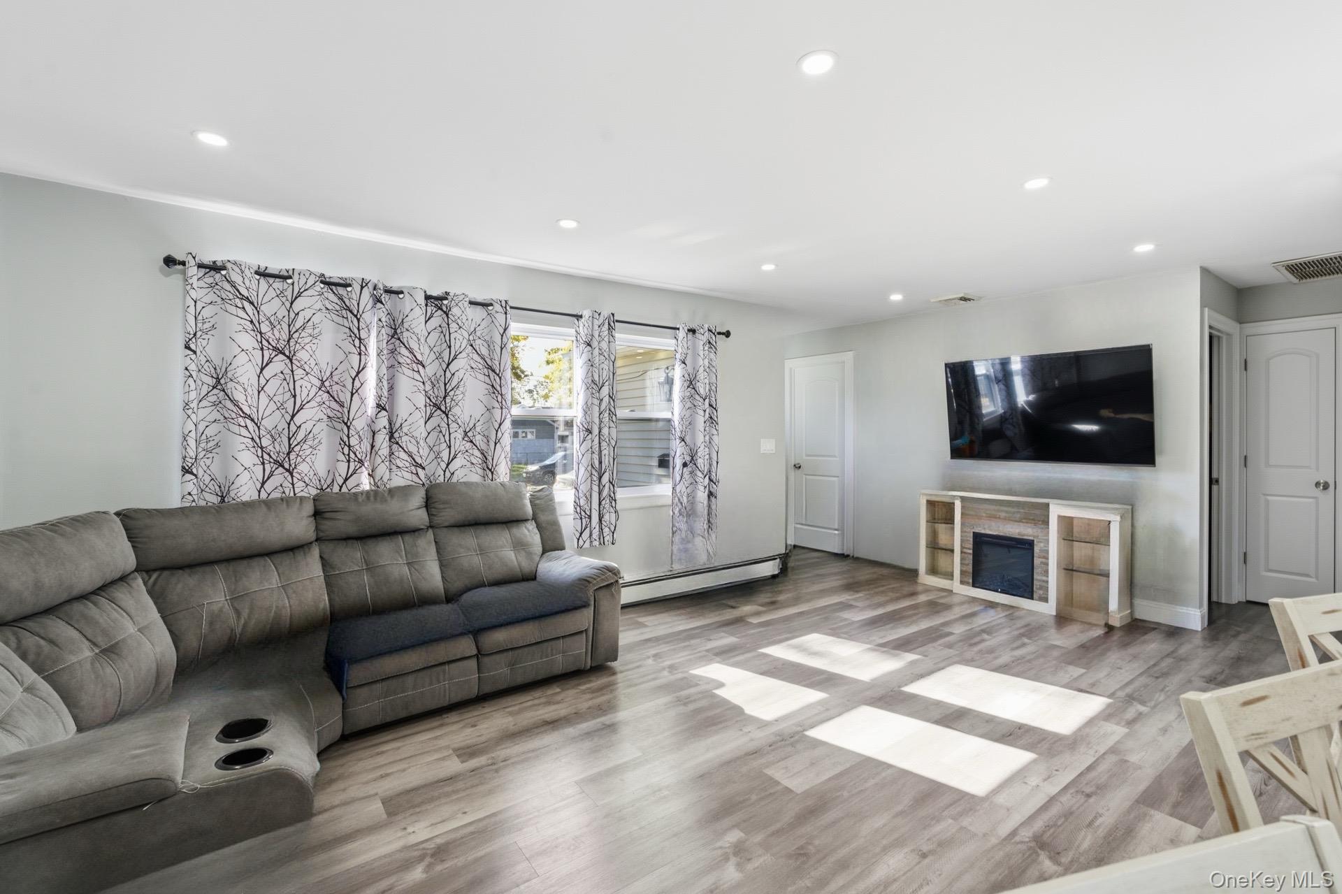 #6 photo, 47 Poplar Street, サフォーク郡 Central Islip , NY 11722