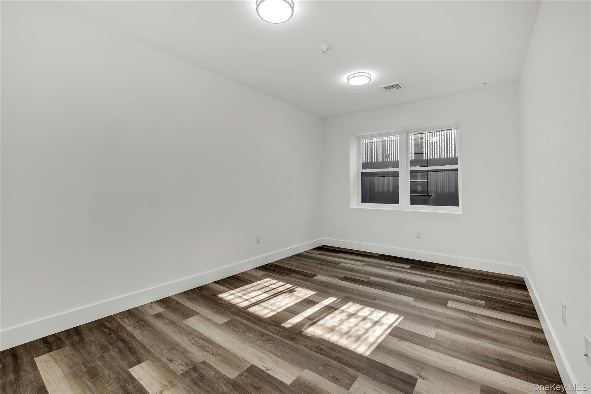 #16 photo, 533 Greenwich Street, ナッソー郡 Hempstead , NY 11550