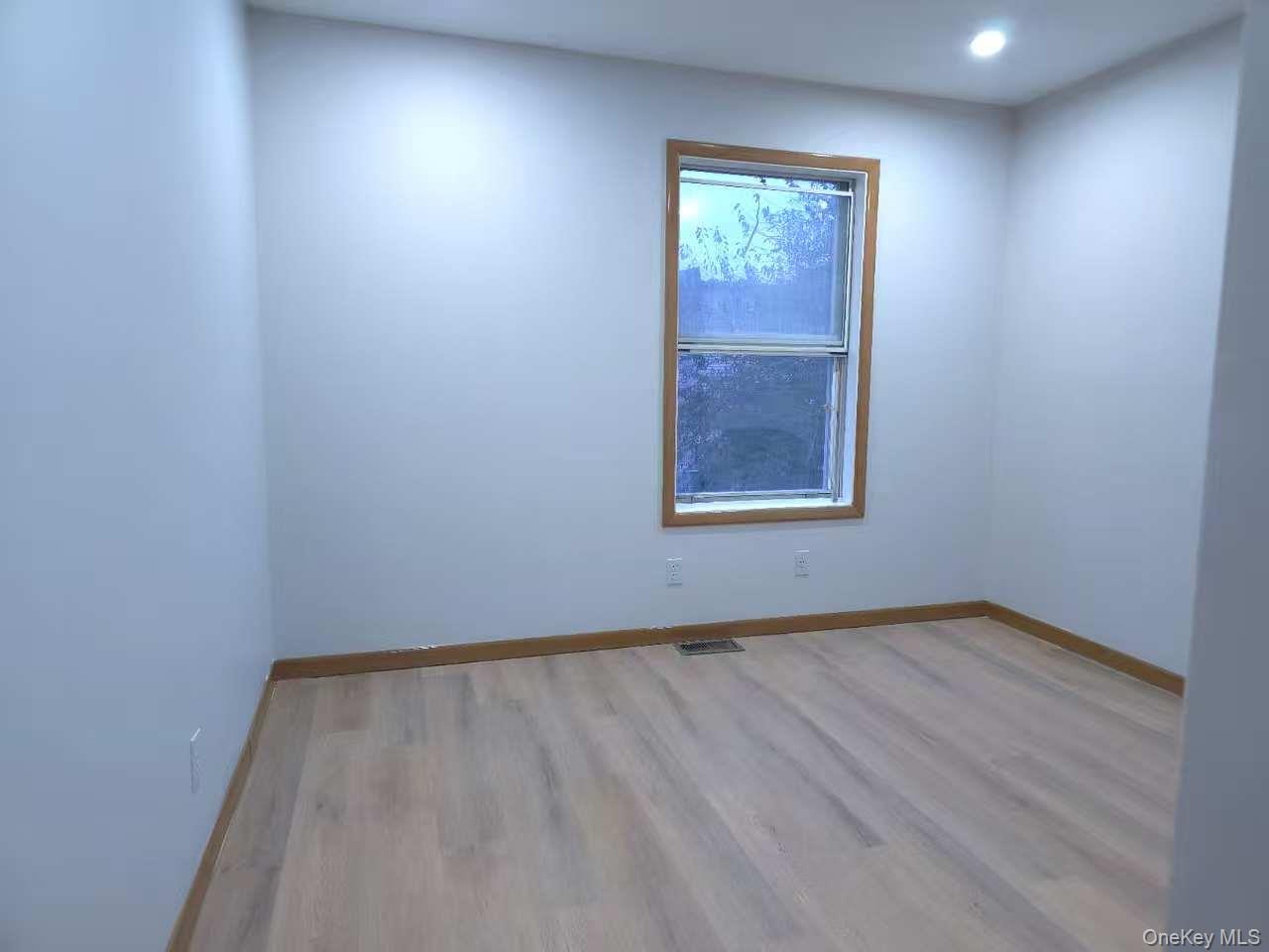 #5 photo, 2096 Randall Avenue, Bronx , NY 10473