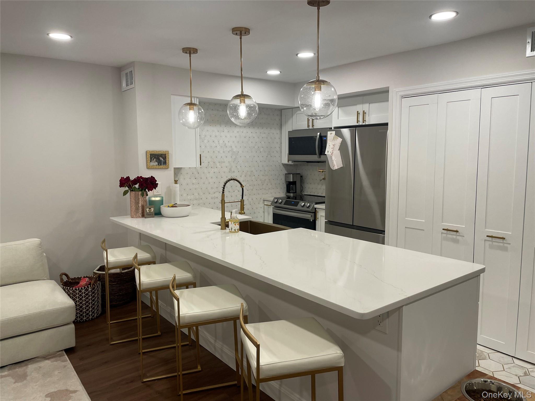 #8 photo, 1 Anchorage Way, Freeport , NY 11520