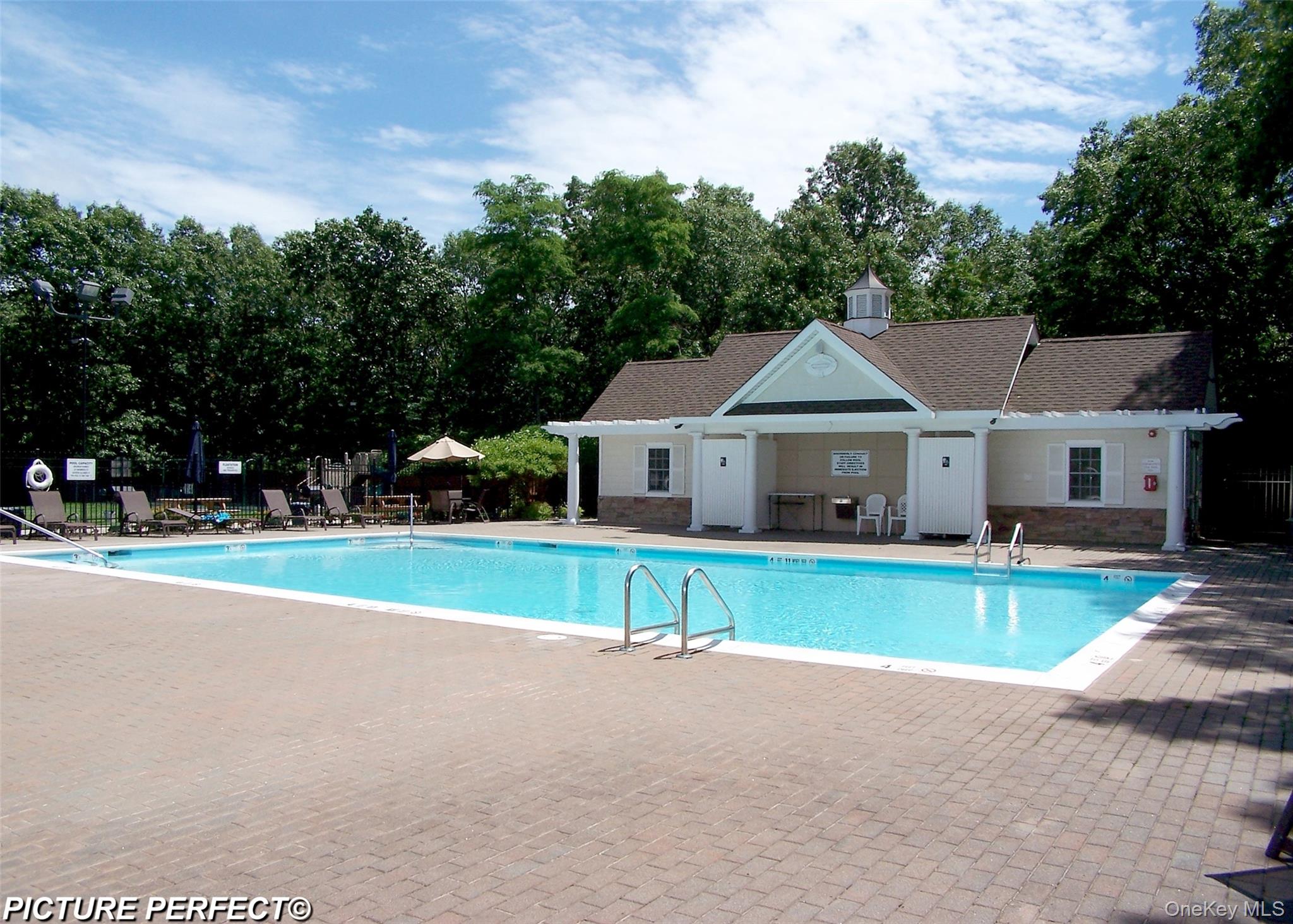 #17 photo, 460 Old Town Road, サフォーク郡 Port Jefferson Station , NY 11776