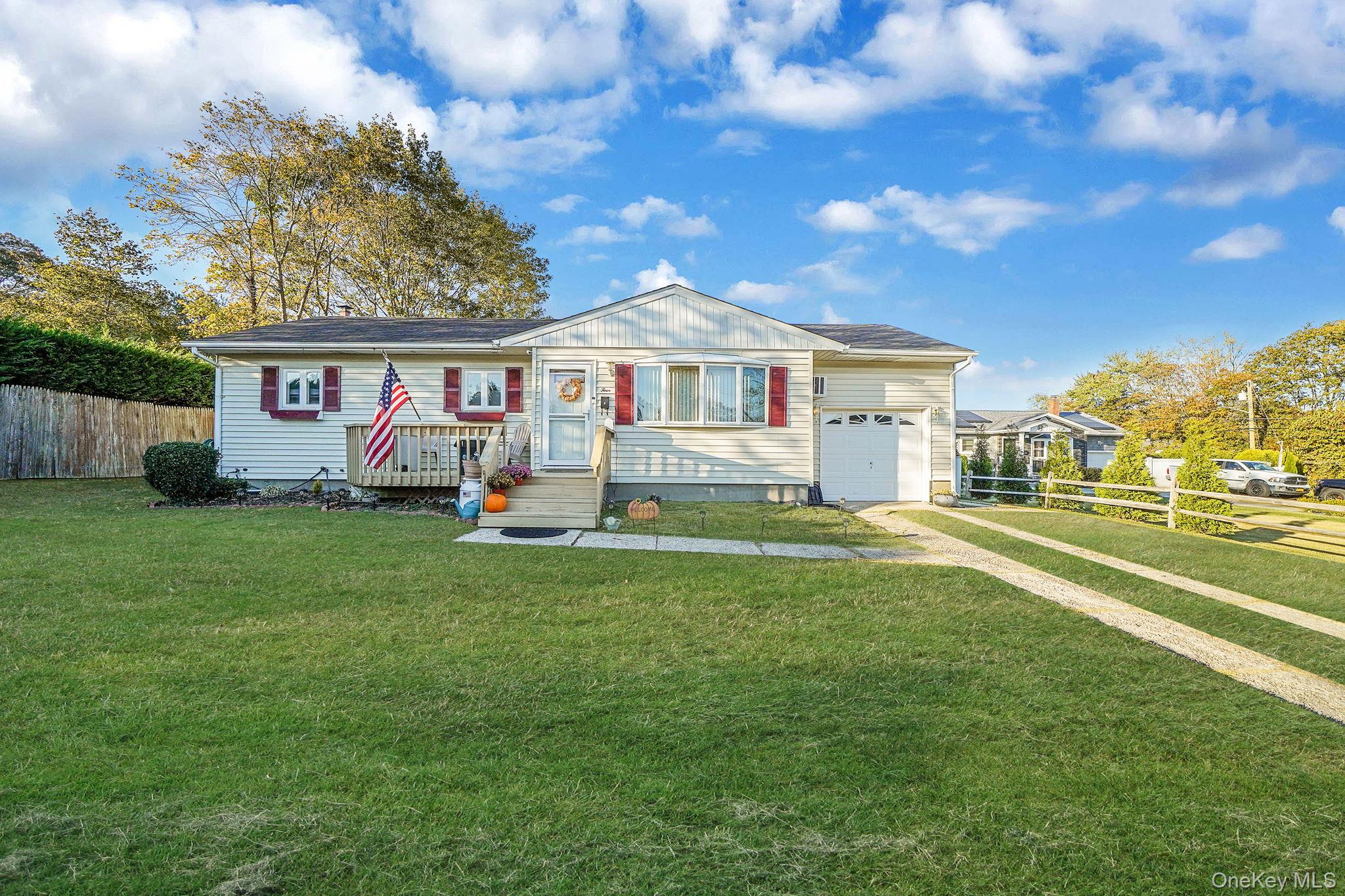 #1 photo, 4 Neptune Avenue, サフォーク郡 East Patchogue , NY 11772