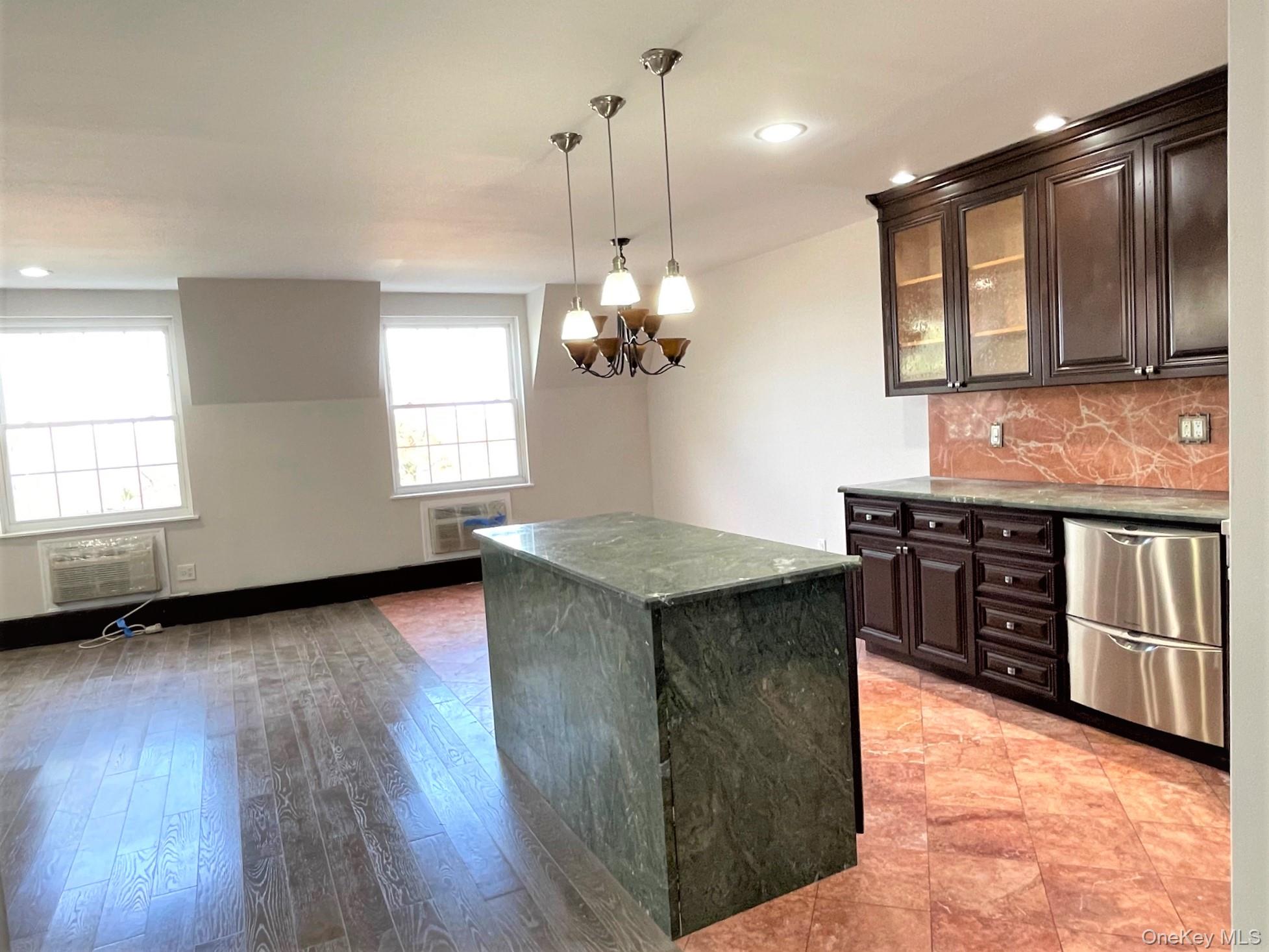 #4 photo, 205-30 Brian Crescent, クイーンズ区 Bayside , NY 11360