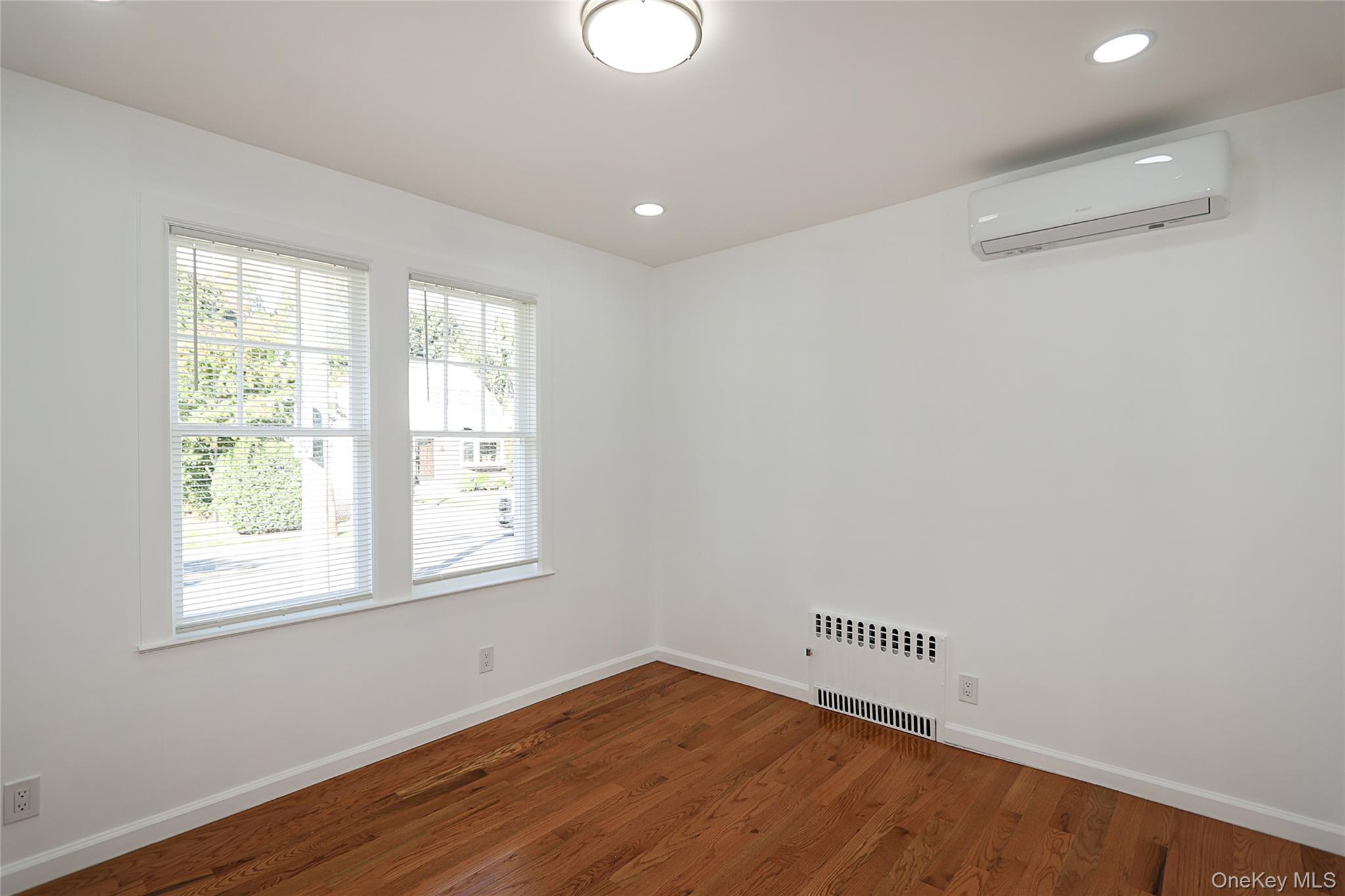 #16 photo, 115 N Corona Avenue, ナッソー郡 Valley Stream , NY 11580