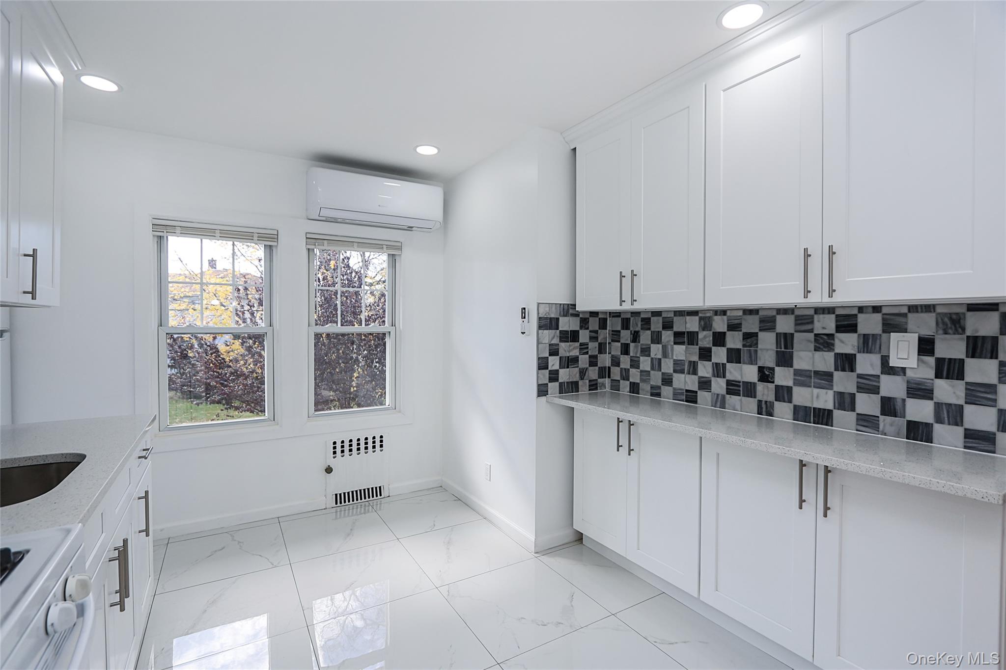 #18 photo, 115 N Corona Avenue, ナッソー郡 Valley Stream , NY 11580