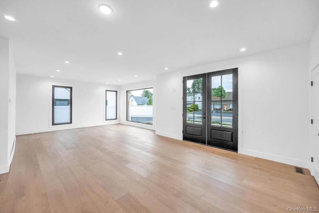 #3 photo, 25 Red Maple Dr N, Wantagh , NY 11793