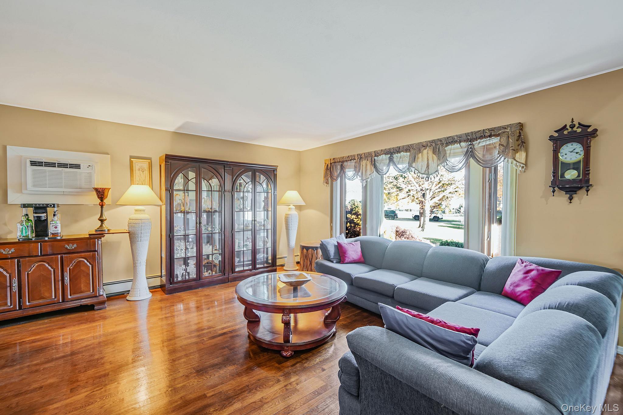 #11 photo, 9 Dean Court, Commack , NY 11725