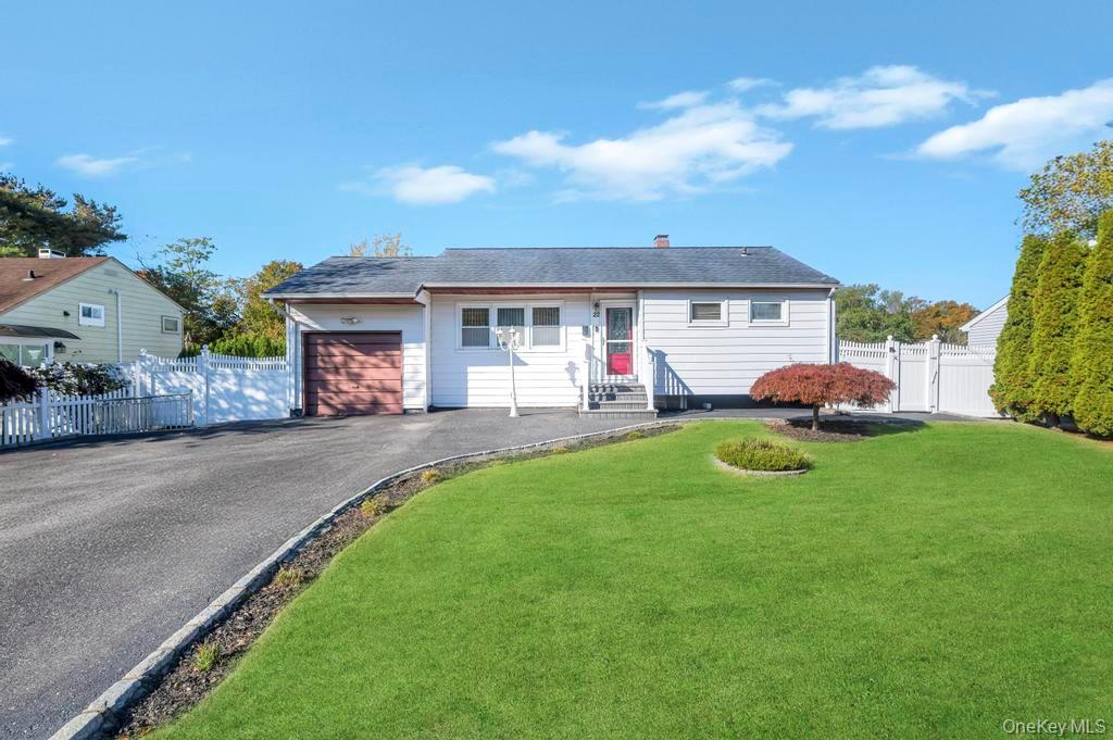 #1 photo, 22 Hospital Road, サフォーク郡 East Patchogue , NY 11772