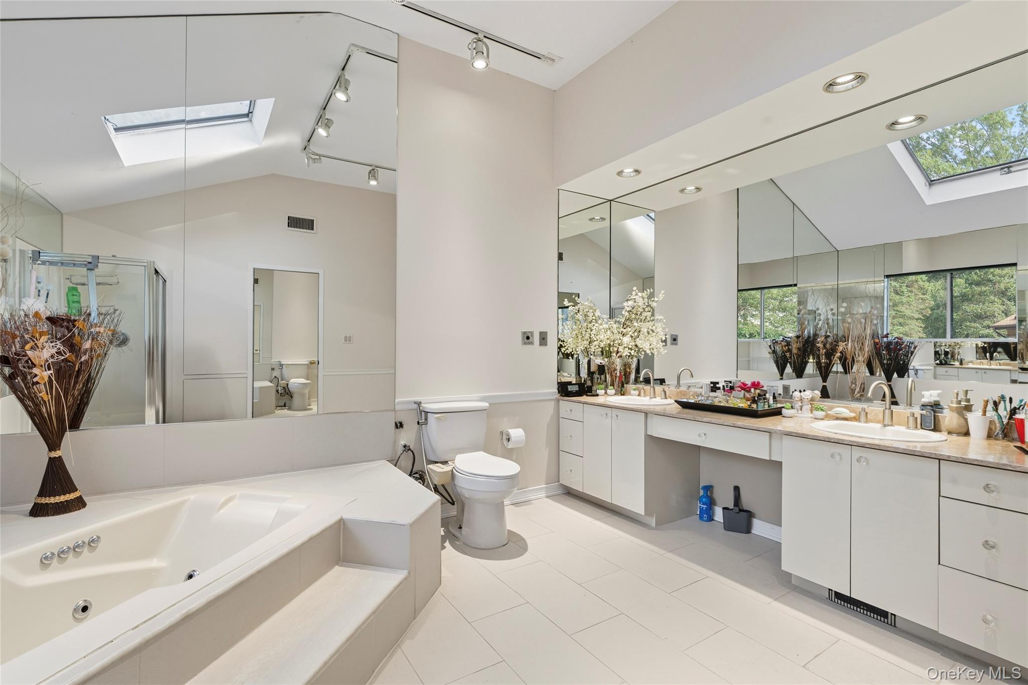 #18 photo, 258 Half Hollow Road, Dix Hills , NY 11746