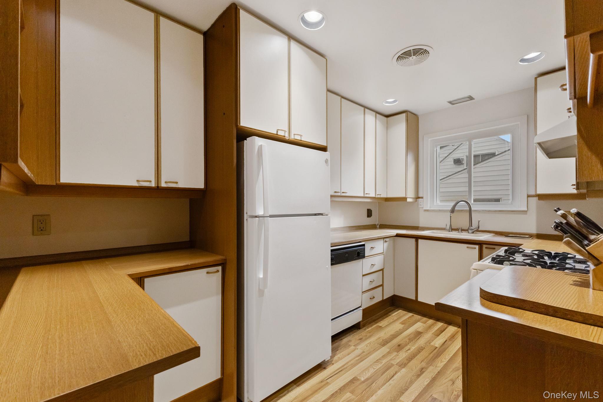 #16 photo, 12 Jennifer Lane, Hartsdale , NY 10530