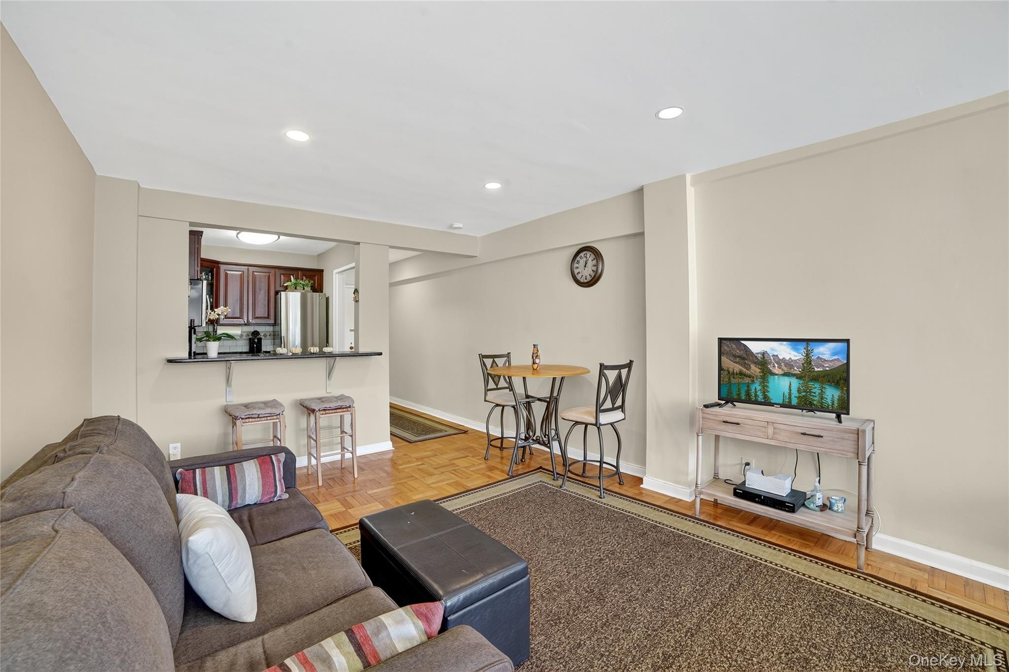 #7 photo, 10 Old Mamaroneck Road, White Plains , NY 10605