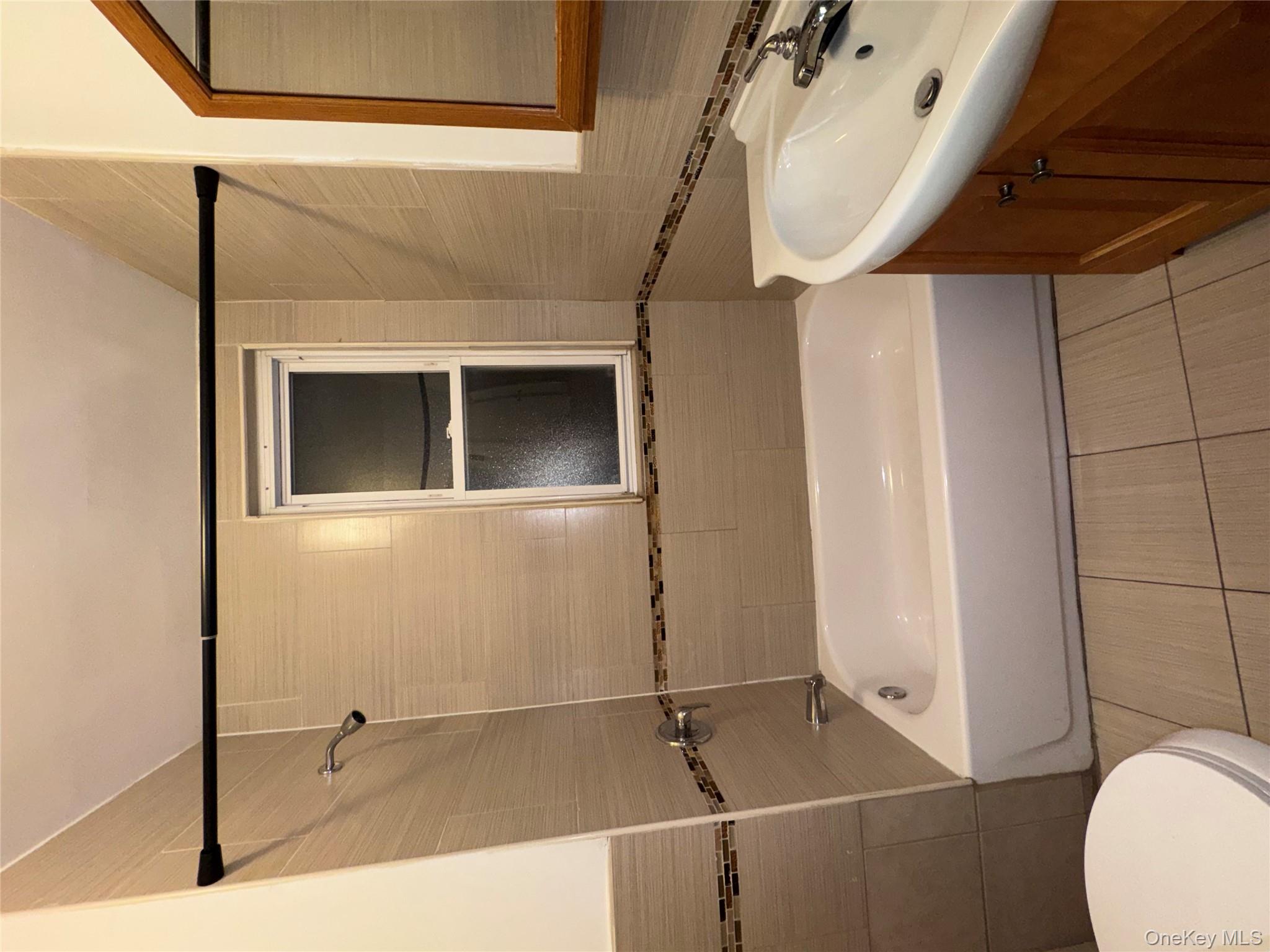 #10 photo, 3951 De Reimer Avenue, ブロンクス区 Bronx , NY 10466